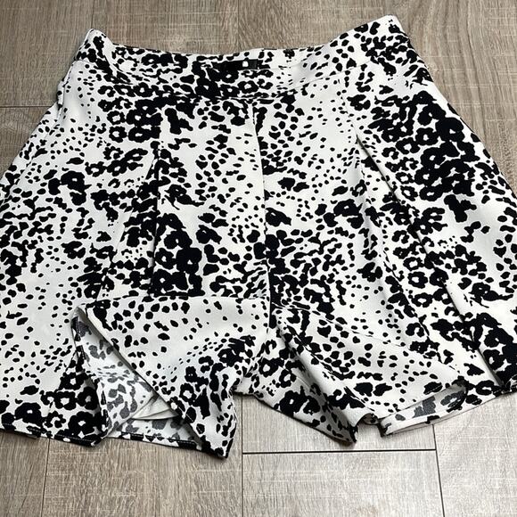 J. CREW Black White Animal Print Side Zip Shorts Women’s Size 2 - Picture 8 of 8